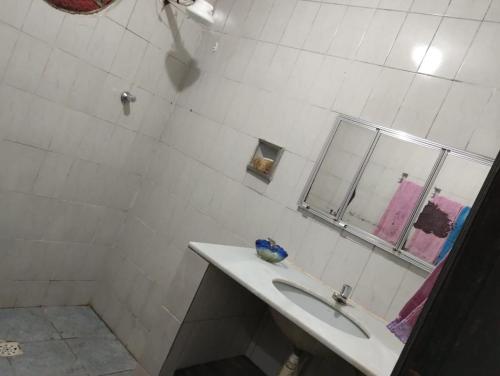 Hostel Polansk في ساو ثومي داس ليتراس: حمام أبيض مع حوض ومرآة