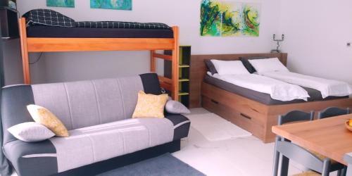 - un salon avec un canapé et des lits superposés dans l'établissement TOMO2, à Postojna