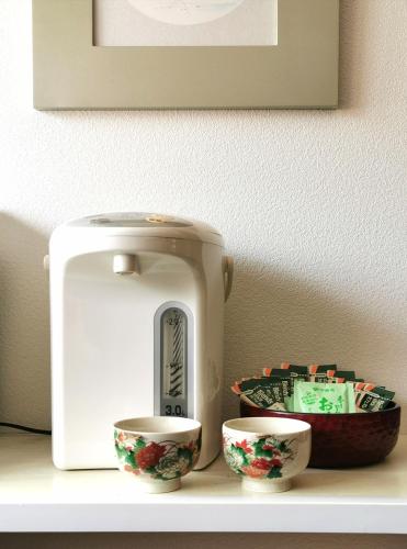 a toaster and two cups on a shelf at 心遊亭Shin Yu Tei 一軒雅宿 in Kanazawa