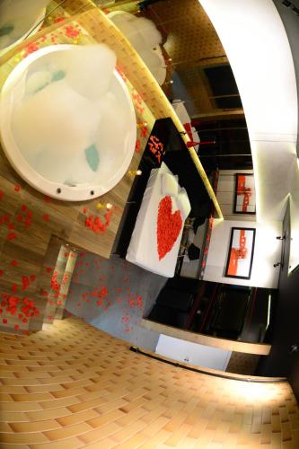 Helus Motel في باسو فوندو: غرفة مع حوض وقلب احمر على الحائط