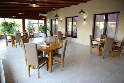 - une salle à manger avec des tables, des chaises et des fenêtres dans l'établissement Hotel Kalchem, à Brzozie