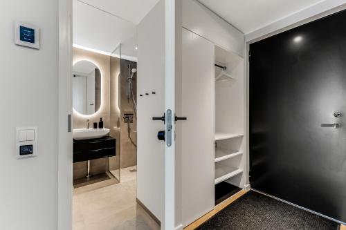 a bathroom with a shower and a sink at 15 korruse katusekorter in Tallinn