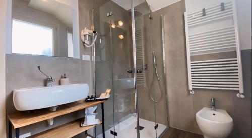 W łazience znajduje się umywalka i prysznic. w obiekcie CASA AUTUNNO w mieście Monzambano