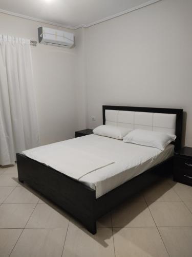 1 dormitorio con 1 cama grande en una habitación en Lukova Center Apartments, en Lukovë