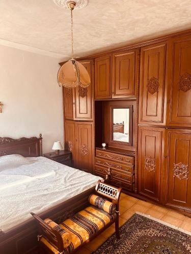 um quarto com uma cama e um sofá em Vila Romaneasca em Corbola