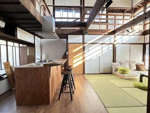 una cucina con lavandino e bancone in una stanza di 昭和レトロが息づく狐白庵 a Nagano