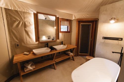 La salle de bains est pourvue de 2 lavabos et d'un miroir. dans l'établissement Nuyanaya River Camp, à Chiawa