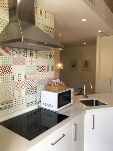 a kitchen with a microwave and a sink at Urban House Siurot 33 in Seville