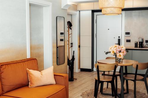 Khu vực ghế ngồi tại Zyra SeaSide Apartment