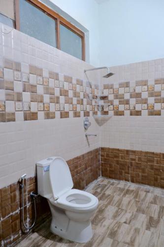 uma casa de banho com um WC branco num quarto em HIM VIEW RETREAT em Rānīkhet