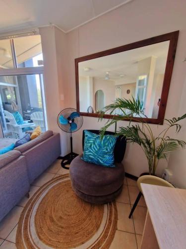 Ruang duduk di OCEAN CHARM - Back up power, Family or Couples, Umdloti