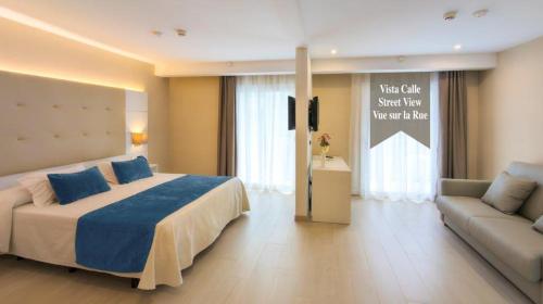 ブラナスにあるHotel Pimar & Spaのベッドとソファ付きのホテルルーム