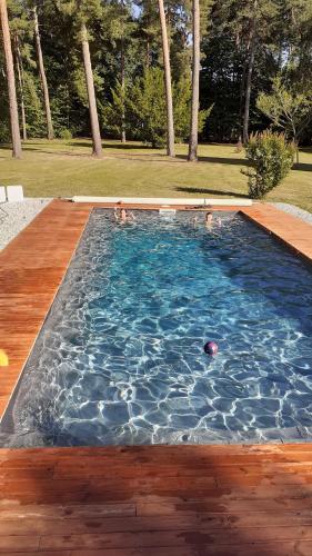 - une piscine avec un ballon à l'eau dans l'établissement Villa pour événement circuit des 24h du Mans, à Changé