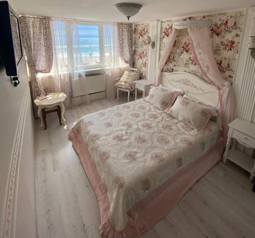 - une chambre avec un lit rose à baldaquin dans l'établissement Shalanda, à Odessa