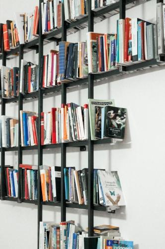 a book shelf filled with books on a wall at B&B Le Mura in Grosseto
