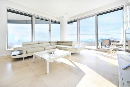 Posezení v ubytování Park Tzameret 3BR Panoramic by HolyGuest