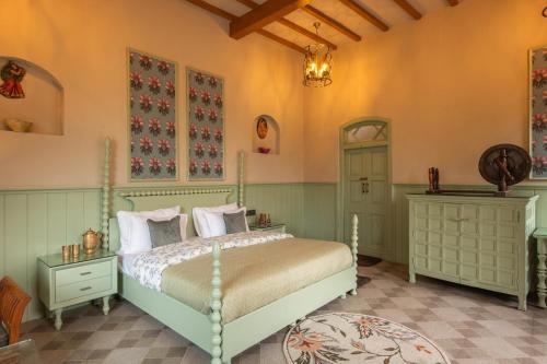 ein Schlafzimmer mit einem Bett in einem Zimmer in der Unterkunft Chahal Tree Farm House - 20 min Ride from Golden Temple in Amritsar