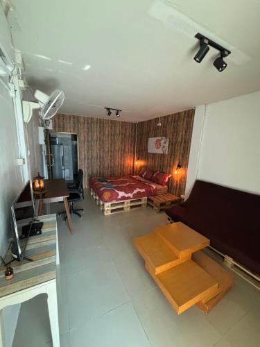 曼谷的住宿－拉羅坎達酒店，一间卧室配有一张床、一张书桌和一台电视。