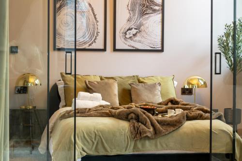 Ένα ή περισσότερα κρεβάτια σε δωμάτιο στο Charlotte House Residence by COQOON