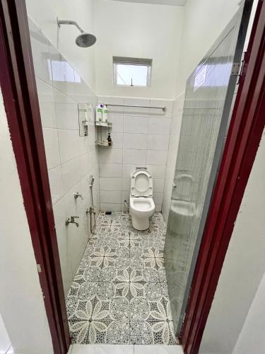 uma pequena casa de banho com WC e chuveiro em Aufa Roomstay 2 em Pendang
