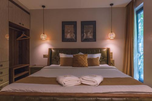 Un dormitorio con una cama con dos toallas encima. en HIDDEN BANK: Golden, en Plovdiv