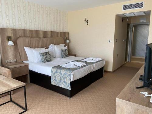 een hotelkamer met een bed en een televisie bij Katalina SPA Resort in Tsigov Chark
