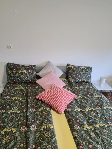 2 łóżka z poduszkami w pokoju w obiekcie Apatmaji Pika 2 w mieście Cerklje na Gorenjskem