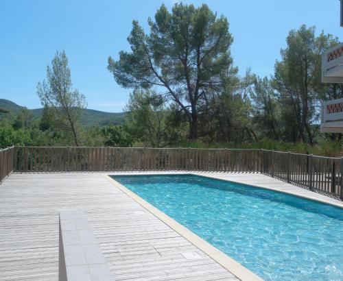 una piscina accanto a una recinzione di legno di Lavandoule a Gréoux-les-Bains