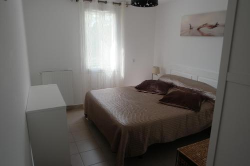 una camera da letto con un letto in una stanza con una finestra di Lavandoule a Gréoux-les-Bains