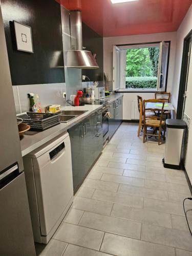 une cuisine avec un évier et un comptoir dans l'établissement chambre 5mn de paris, à Fontenay-sous-Bois