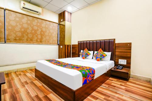 1 dormitorio con 1 cama grande en una habitación en FabHotel Gokuldham, en Surat