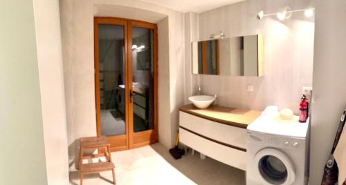 La salle de bains est pourvue d'un lavabo et d'un lave-linge. dans l'établissement Évasion familiale entre Lac Annecy & Massif Bauges, à Saint-Eustache