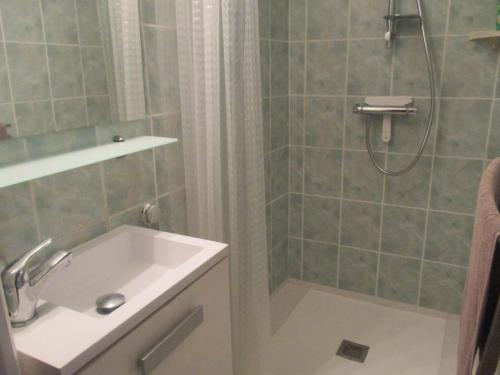 ein Badezimmer mit Dusche und weißem Waschbecken in der Unterkunft Appartement au Pla de l'Ermita dans la Vallée de BoÏ , Pyrénées Catalanes in Pla de l'Ermita