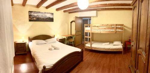 - une chambre avec 2 lits superposés et un bureau dans l'établissement Évasion familiale entre Lac Annecy & Massif Bauges, à Saint-Eustache