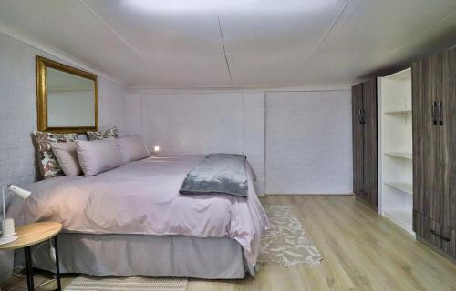 Postel nebo postele na pokoji v ubytování Aloe Arbour Self-catering cottages