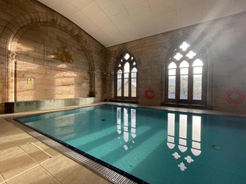 Πισίνα στο ή κοντά στο The Classrooms, Loch Ness Abbey - 142m2 Lifestyle & Heritage apartment - Pool & Spa - The Highland Club - Resort on lake shores