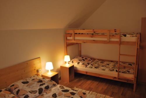 Divstāvu gulta vai divstāvu gultas numurā naktsmītnē Ubytování u Šenkýřky