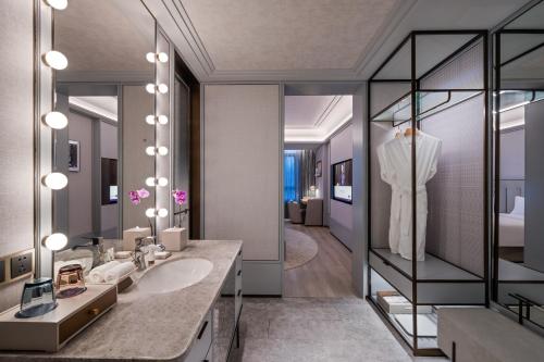 杭州的住宿－杭州浙大紫金港美爵酒店，一间带水槽和镜子的浴室