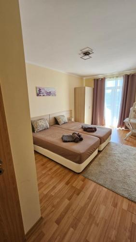 een slaapkamer met een groot bed in een kamer bij Oasis deluxe apartment by the sea in Ravda