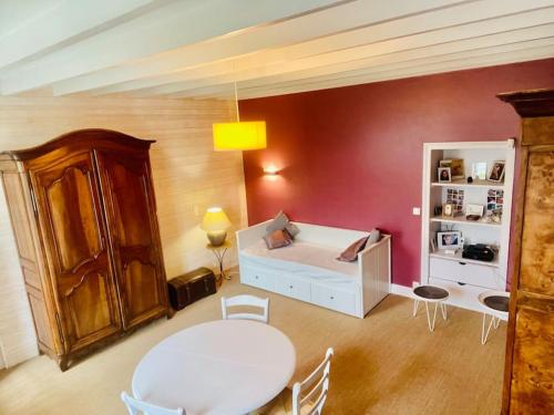 un salon avec un canapé blanc et une table dans l'établissement Villa de charme au milieu des vignes, à Saint-Aubin-de-Blaye