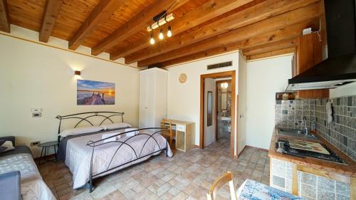 een slaapkamer met een bed en een open haard bij MeA on the Lake Cavalcaselle in Cavalcaselle