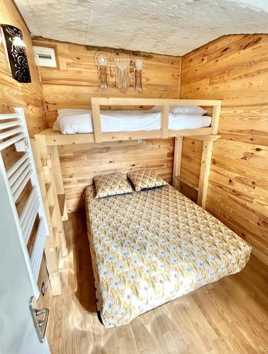 - une chambre avec 2 lits superposés dans une cabane en rondins dans l'établissement Escapade en Montagne, 3 pers, à Saint-Étienne-de-Tinée