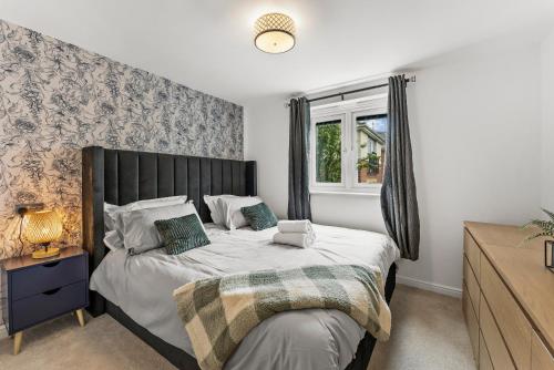 ein Schlafzimmer mit einem großen Bett und einem Fenster in der Unterkunft 2-Bedroom Getaway in Southampton in Southampton