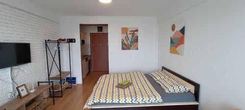 een kamer met een bed in de hoek van een kamer bij Krkulj Apartments in Ohrid