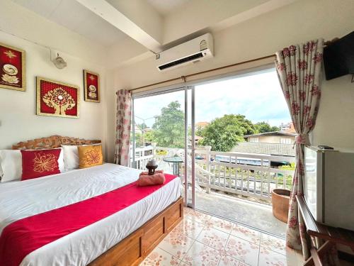 a bedroom with a bed and a large window at Home One Love Ayutthaya main Zone by Baan one love group in Phra Nakhon Si Ayutthaya