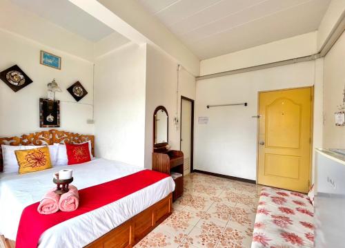 - une chambre avec un lit et une porte jaune dans l'établissement Home One Love Ayutthaya main Zone by Baan one love group, à Phra Nakhon Si Ayutthaya