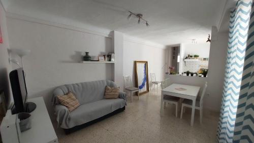 La Casa del Bienestar في قبرة: غرفة معيشة مع أريكة وطاولة