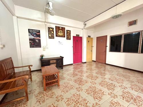 - une chambre avec deux chaises et une table dans l'établissement Home One Love Ayutthaya main Zone by Baan one love group, à Phra Nakhon Si Ayutthaya
