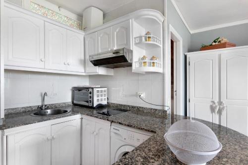 Kuchyň nebo kuchyňský kout v ubytování Sol y Playa