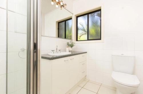 La salle de bains blanche est pourvue de toilettes et d'un lavabo. dans l'établissement Varyam House, à Mildura